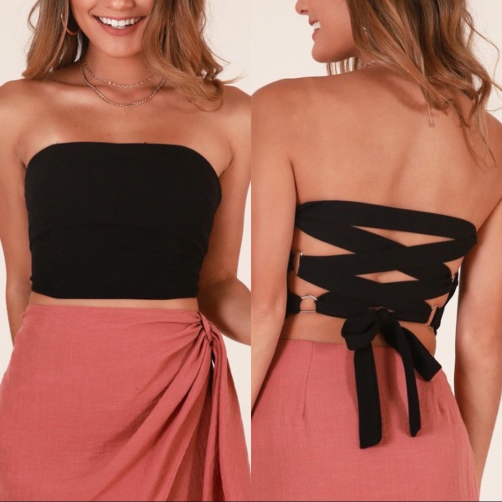 🔥//LAST ONE//🔥Lace-Up Grommet Crop Top